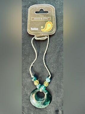 Sassy & Chic Jade Green Resin Pendant Necklace NWT